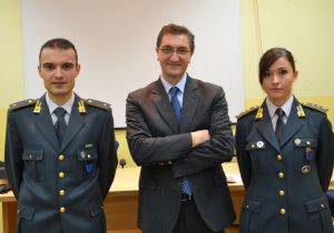 I due relatori e un insegnate della scuola