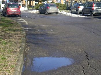 Buche in viale Kennedy davanti alle scuole