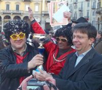 L'assessore Ivaldi premia il carro vincitore di Valmadonna