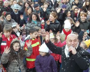 Stefano Venneri con i bambini mascherati