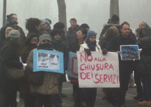 Un gruppo di lavoratori davanti al Comune