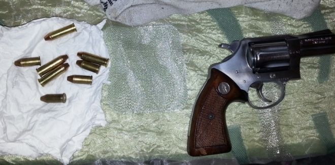 La pistola e i proiettili sequestrati