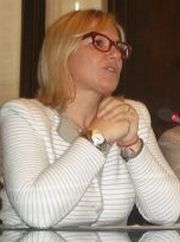 Il sindaco Rita Rossa sembra pregare che tutto vada bene