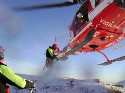 Il vigile del fuoco alessandrino Giuseppe Briata mentre sta per calarsi nel canalone a recuperare i due giovani