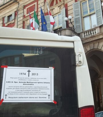 Il furgone tappezzato a lutto