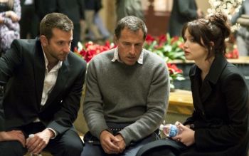 Il regista David Russel con i due protagonosti in una scena del film