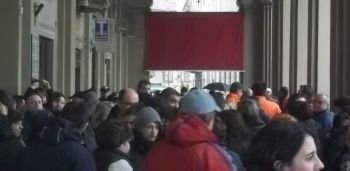 I lavoratori fanno irruzione in municipio