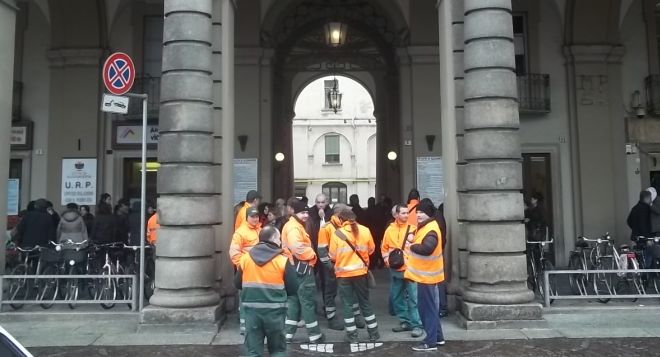 Un momento della manifestazione di venerdì 29 marzo con i lavoratori pronti ad occupare il municipio