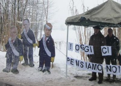 La protesta con le sagome dei tre sindaci