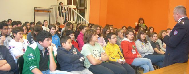 Gli studenti del Valenziano mentre ascoltano il comandante Trovò