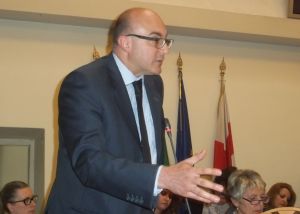 L'assessore Matteo Ferraris illustra la delibera dell'Amiu