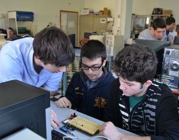 Alcuni studenti del Marconi al laboratorio
