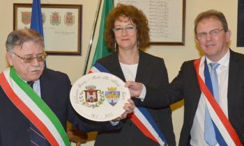 Scambio di doni fra i tre sindaci di Castelnuovo, Bazens e Port Saint Marie