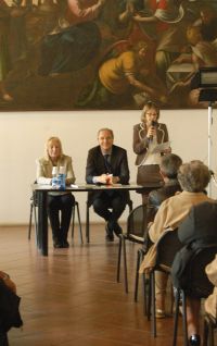 da sinistra: l'assessore alla Cultura Giuliana Romano Bussola, il sindaco Giorgio Demezzi e la curatrice Cinzia Lacchia