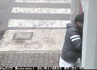 Il bandito che ritira le banconote