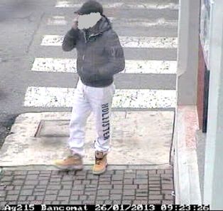 Il bandito vicino al bancomat