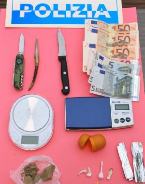 Il materiale e i soldi sequestrati a Marrone