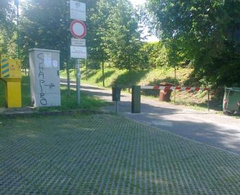 L'accesso al parco sbarrato, ci passa a malapena una persona a piedi