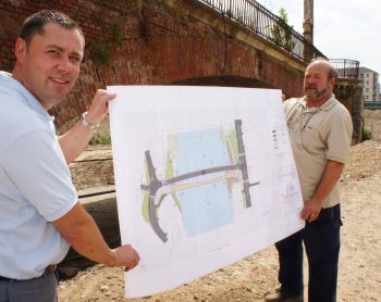 i tecnici mostrano il progetto al sindaco 