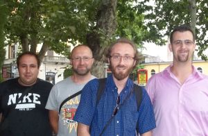 Davide Bono (al centro con la barba insieme ad alcuni componenti del Movimento 5 stelle di Tortona