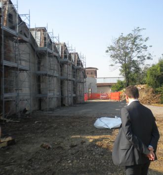 Il sindaco Massimo Berutti durante un sopralluogo al capannone che vuole abbatere