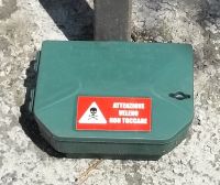 Una delle tante scatole col veleno disseminate in città 