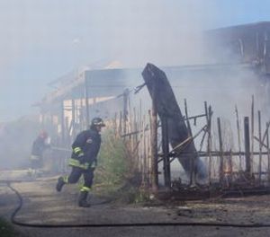 30 luglio 2013: i Vigili del Fuoco mentre spengono l'incendio al bar in disuso