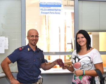 La consegna del primo passaporto 