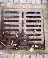 Uno dei tanti tombini chiusi