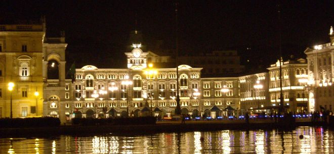 Piazza dell'Unità d'Italia di notte