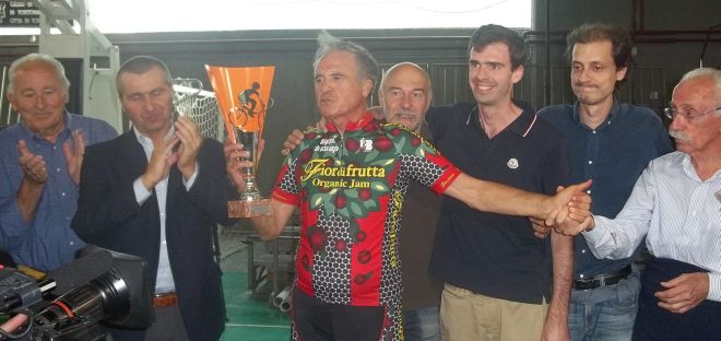 Alla fine con la coppa della vittoria