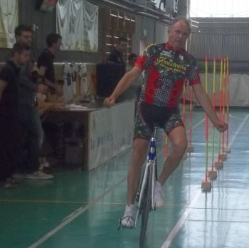 Calore appena conquistato il record allarga le braccia contento 