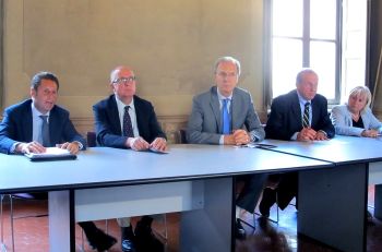 a sinistra: il direttore del Centro Sanitario Amianto Massimo D’Angelo, il direttore dell’Asl Al Paolo Marforio, il sindaco di Casale Monferrato Giorgio Demezzi, il rettore dell’Università del Piemonte Orientale Amedeo Avogadro Cesare Emanuel e la professoressa Caterina Rinaudo)