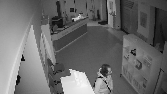Uno dei presunti ladri alla Globoconsumatori ripreso dalla telecamere interne