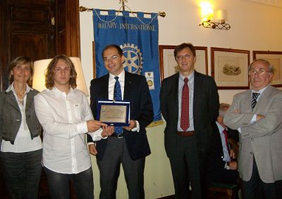 La consegna della Borsa di Studio Rotary Club – Novi Ligure. Da sinistra la prof.ssa Colombo (Istituto Ciampini-Boccardo), il vincitore Federico Gioachini, Andrea Baschirotto (Presidente del RC-Novi Ligure), l’ing. Merlo (Graziano), il prof. Tinello (Liceo Amaldi)