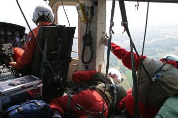 i Vigili del Fuoco in azione sull'elicottero