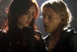 Lily Collins e Jamie Campbell Bower 