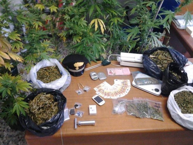 la droga trovata in possesso di Patrucco e il materiale sequestrato 