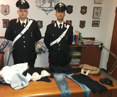 I carabinieri con l'abbigliamento femminile indossato dal giovane