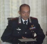 Il colonnello Della Nebbia mentre illustra i dettagli dell'operazione