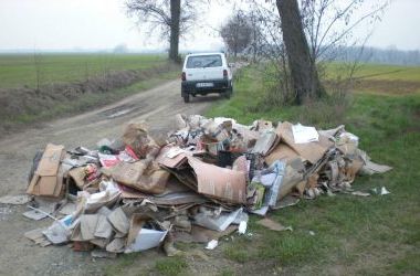 rifiuti abbandonati -I