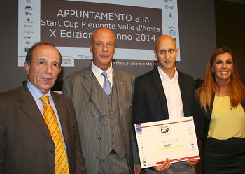 da sinistra a destra: il Rettore Cesare Emanuel, il prof. Emilio Marengo, Marcello Manfredi (membri del team di Isalit), e l'assessore Claudia Porchietto, che ha consegnato il premio. 