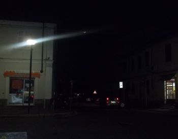 Via Emilia illuminata, a fianco sulla destra però c'è via Cuniolo al buio....