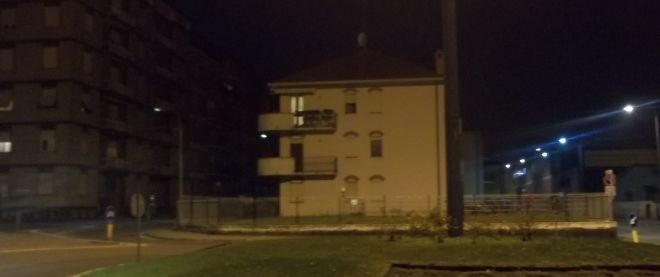 A sinistra i lampioni del comune che stentano ad accedersi, a destra quelli del privato