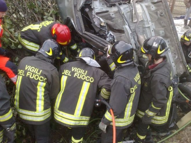 I Vigili del Fuoco mentre cercano di estrarre il corpo della donna 