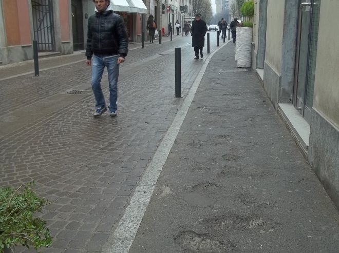 Marciapiedi rotti, i pedoni camminano in mezzo alla strada col rischio di essere investiti dalla macchine