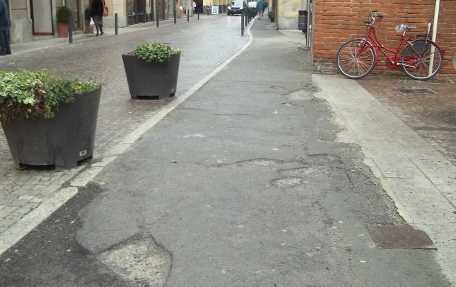 Marciapiede via Emilia - L