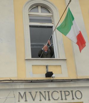Barco toglie la bandiera dal Comune