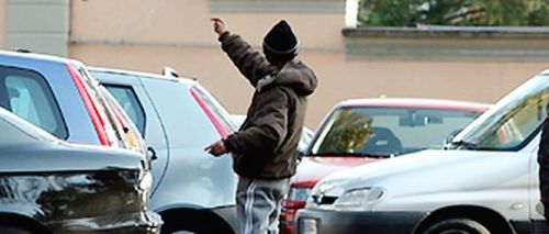 parcheggiatore abusivo  - G