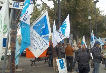 Una manifestazione dei poliziotti davanti alla Prefettura di Alessandria 